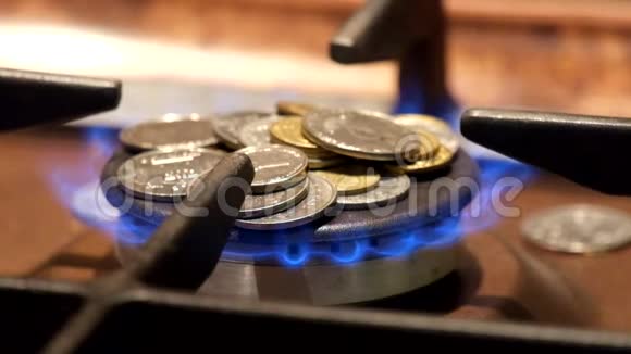 硬币在燃烧的气体燃烧器上没有足够的钱来支付汽油费视频的预览图