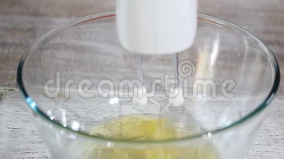 电动搅拌器比鸡蛋好手握碗下搅拌机美味的鸡肉鸡蛋有用的厨房设备视频的预览图