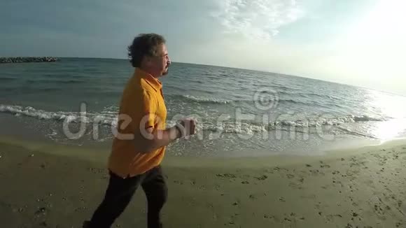 人沿着海岸奔跑视频的预览图