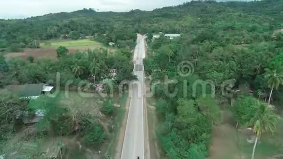 空中无人机在一个小型农业社区的混凝土道路上射击乡村道路鸟瞰图菲律宾埃尔尼多视频的预览图