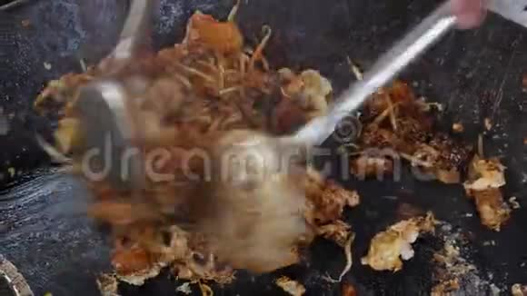 烹饪中国传统的白萝卜蛋糕叫炒豆芽鸡蛋黑豆视频的预览图