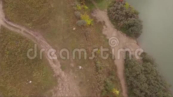 空中无人机飞越小湖照相机旋转视频的预览图