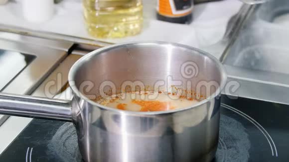 餐厅厨房在盘子里的砂锅里放一个沸腾的汤视频的预览图