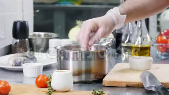 餐厅厨房厨师用勺子把汤里的食材混合在一起视频的预览图
