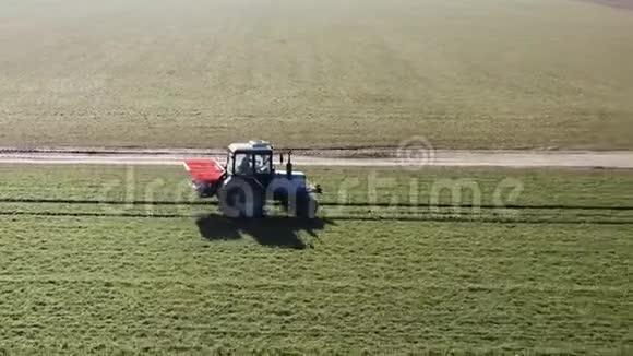 农业机械向绿野喷洒杀虫剂农业自然季节性春季背景视频的预览图