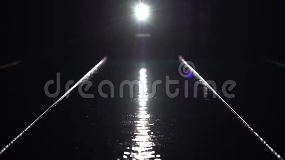 空池与月径水和隔板轨道游泳游泳池里的蓝色水夜间射击视频的预览图