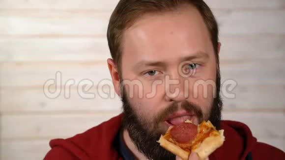 吃披萨的胡子男视频的预览图