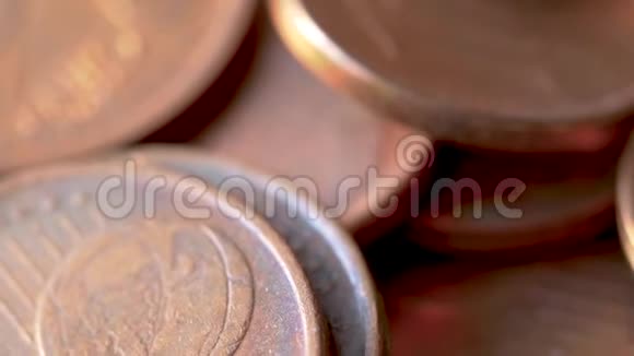 旋转青铜欧元硬币的特写选定焦点模糊背景视频的预览图
