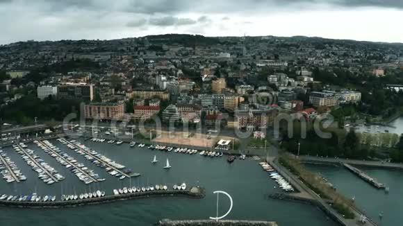 瑞士洛桑和日内瓦湖海岸的鸟瞰图视频的预览图