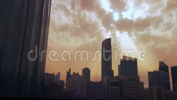 在阴天日落时阿布扎比城市摩天大楼和天际线的时间流逝视频的预览图