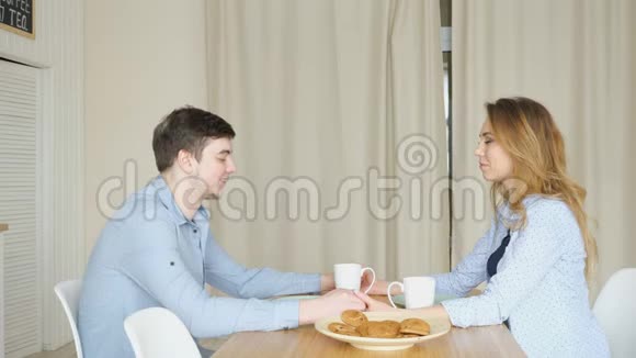 一对夫妇坐在桌子上手牵手在早餐前祈祷视频的预览图