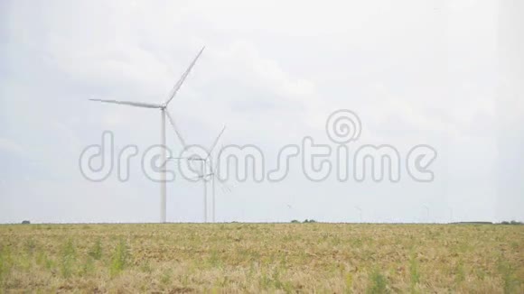 田野里的风车视频的预览图
