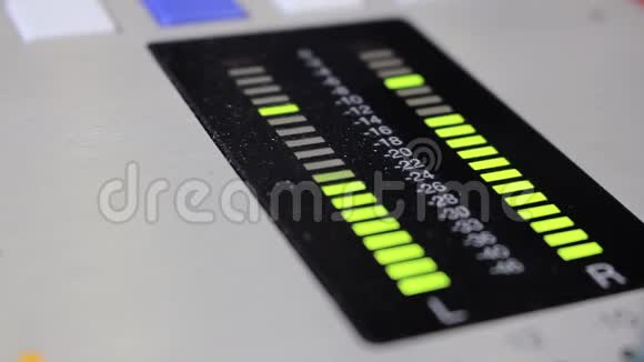 脏控制台绿灯上的音频信号电平视频的预览图