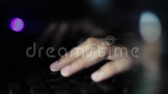 在午夜或深夜关闭人手输入桌面电脑键盘视频的预览图
