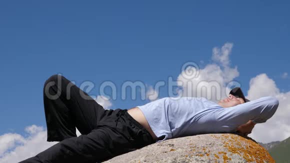 睡着的人在斯蒂奥尼的远足山上休息后醒来男人睡在户外视频的预览图