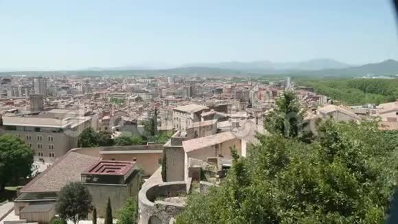 加泰罗尼亚吉罗纳的景色西班牙古城从堡垒墙上看小镇建筑物屋顶视频的预览图