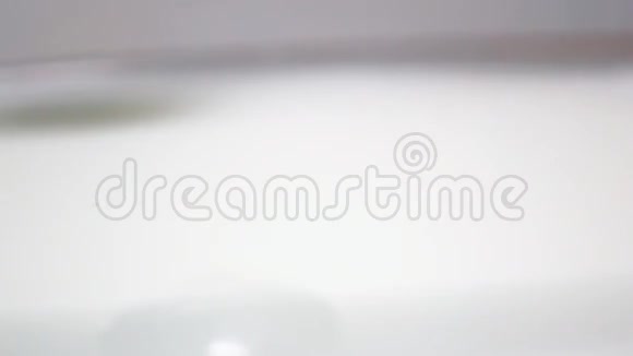 用勺子把牛奶卷起来视频的预览图