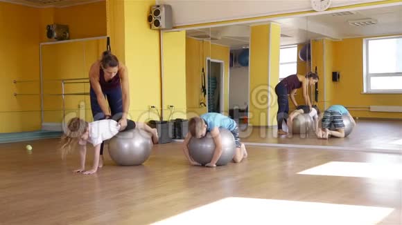 儿童在健身房健身操视频的预览图