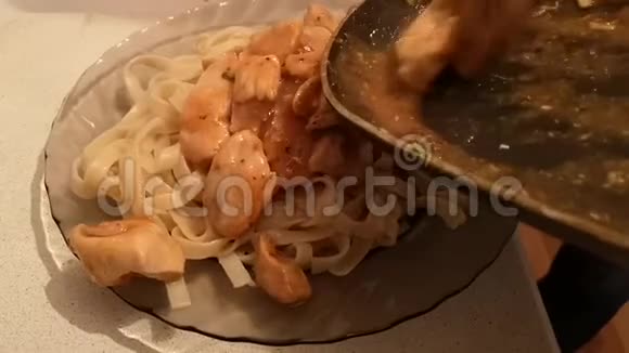 把锅里的肉放在一盘意大利面里做美味的食物视频的预览图