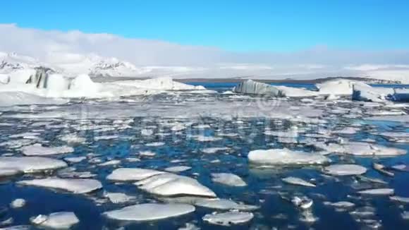 冰岛冰川海滩冰泻湖无人机视频的预览图