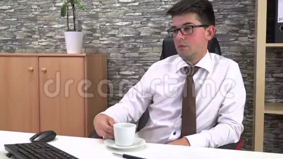 办公室工作人员在工作场所与客户交谈时喝咖啡视频的预览图