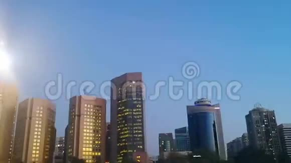晚上乘城市塔楼和摩天大楼开车阿布扎比城市康尼切路视频的预览图