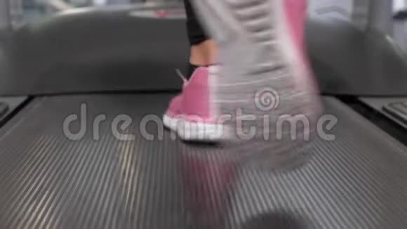 穿运动鞋的女孩的腿在跑步机上行走特写镜头行走时加强腿部肌肉有氧负荷视频的预览图