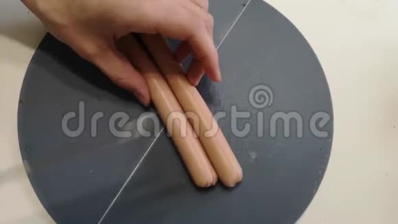 男士用手切香肠在餐桌上做特写视频的预览图