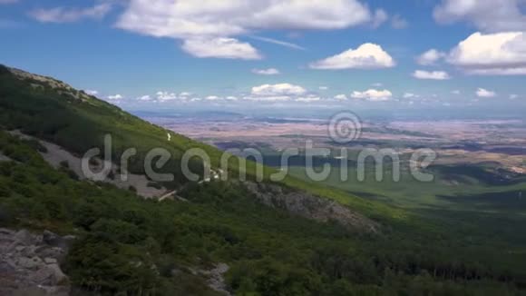 从蒙卡约山看到阿拉贡地区的绿色山谷夏季自然环境视频的预览图