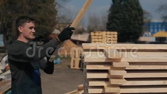 人折叠木板家具材料用的方形木板堆视频的预览图