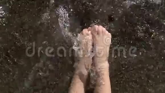 婴儿的腿在海波飞溅视频的预览图