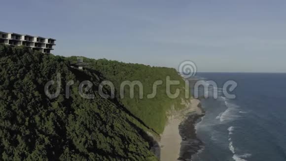 巴厘岛奥姆尼亚俱乐部Uluwatu日时间无人机飞行4K视频的预览图