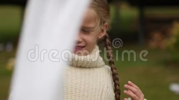 一个穿着白色毛衣的小辫子的肖像视频的预览图