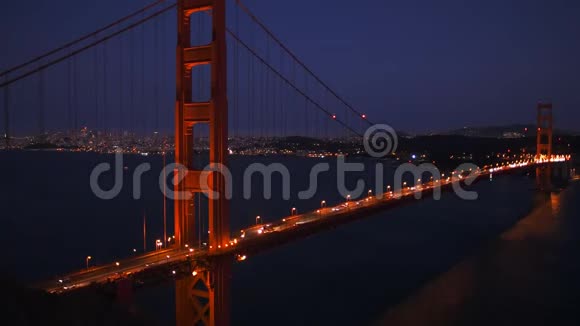 晚上在旧金山的金门大桥视频的预览图