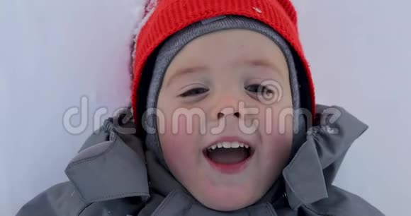 冬天一个男孩的肖像视频的预览图