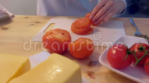 女人在塑料板上切西红柿双手特写视频的预览图