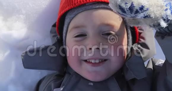 冬天一个男孩的肖像视频的预览图