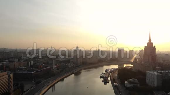 莫斯科城市与河流和制造的早晨鸟瞰图空旷河堤上的美景视频的预览图