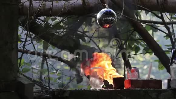两个破罐子和上面的一个大球之间着火了视频的预览图