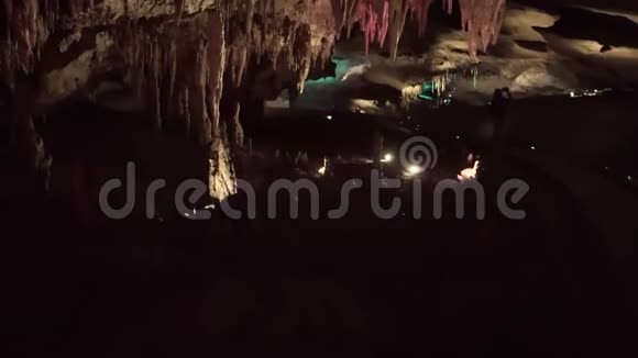 有趣的浪漫神秘的乔治亚岩石洞以治愈矿泉水而闻名的度假胜地柔和的粉红色蓝光视频的预览图