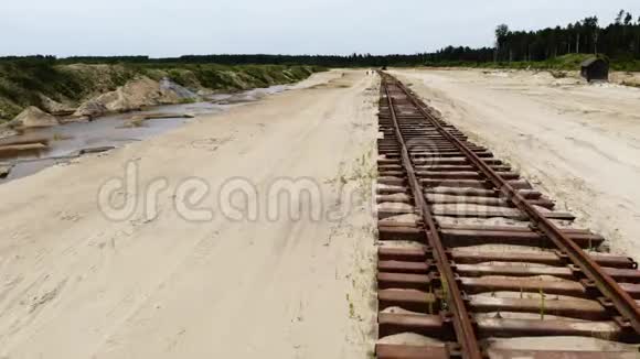 黄沙上陈旧生锈的铁路无人在那里鸟瞰视频的预览图