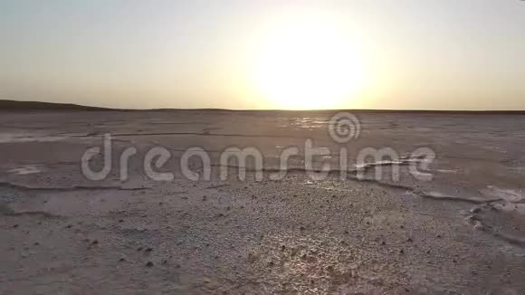 干盐湖另一个星球的景色日落空中观景阳光照耀在沙漠之上视频的预览图