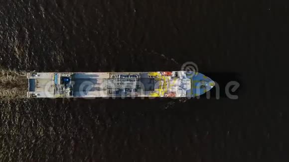 大船在河边从上到下的空中视野视频的预览图