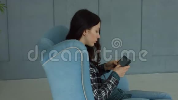 漂亮的女人在平板电脑上浏览社交网络视频的预览图