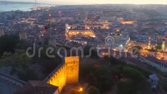 空中镜头照亮了山顶上的古老堡垒视频的预览图