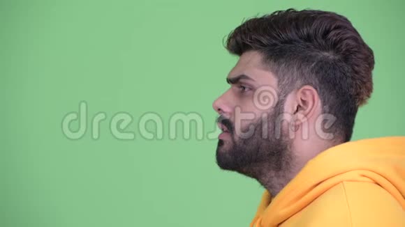 一个年轻体重超重留胡子的印度男人的特写镜头视频的预览图