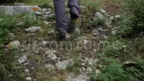 穿着运动鞋的旅行者女孩在爬山近距离的步行腿视频的预览图