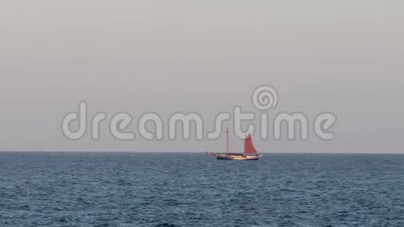 帆船与游客在遥远的地中海靠近帕拉莫斯在科斯塔布拉瓦视频的预览图