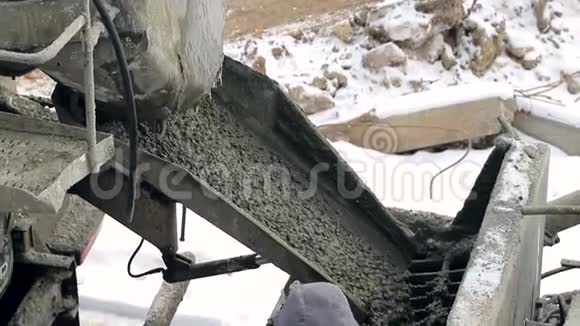 水泥槽上的水泥来自混凝土搅拌机建筑工地视频的预览图