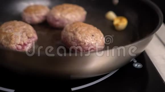 一份炸薯条放在煎锅里大蒜在附近炒视频的预览图